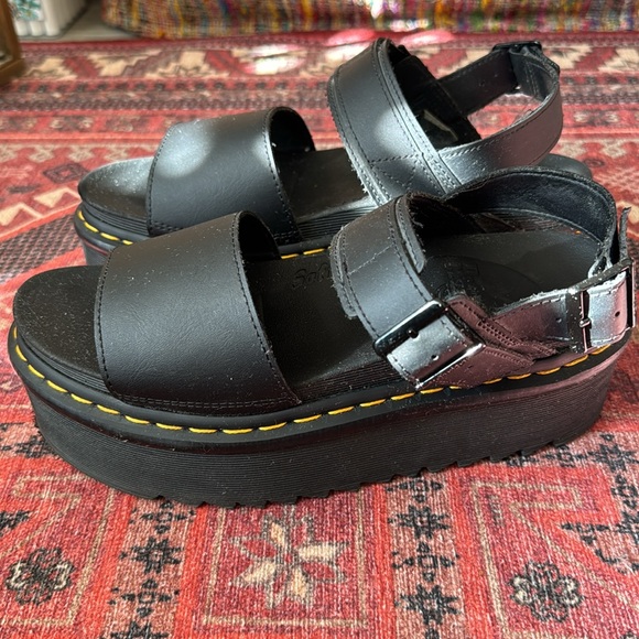 Dr. Martens Voss Quad Hydro Leather Platform Sandal Sz. 9 - Picture 2 of 5